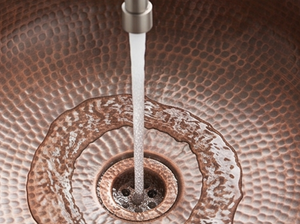 Évier rond élégant en cuivre avec un brillant poli fait à la main durable et idéal pour les salles de bains minimalistes modernes - Product Image 2
