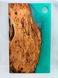 Planche de cuisine de luxe en bois et résine époxy faite à la main, finition lisse, planche de découpe en résine époxy effet rivière, planche en bois et époxy de designer pour servir les aliments - Product Image 3