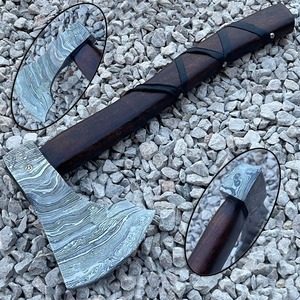 Hacha Vikinga de Acero de Damasco Forjada a Mano |   Hacha hecha a mano de 15.5 pulgadas con mango de madera envuelto en cuero para talar árboles - Product Image 1