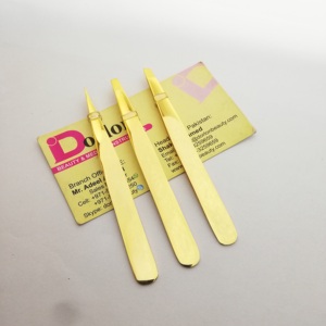 Pince à épiler professionnelle plaquée or brillant avec logo personnalisé, à pointe inclinée, pour épilation des poils incarnés et des sourcils, au Pakistan - Product Image 1