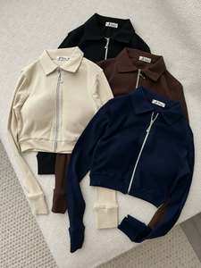 Sudadera negra personalizada para mujer con cremallera, cuello oversize, manga larga, estilo casual y urbano. - Product Image 4