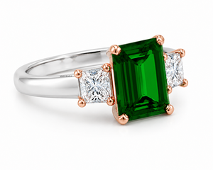 Bague de fiançailles et de mariage à trois pierres en pierre précieuse verte taille émeraude avec pierres latérales taille princesse en or 10K/14K/18K et argent 925/935 - Product Image 2