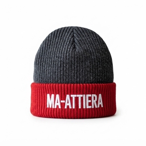 Gorro de Punto Personalizado en Gris Carbón y Rojo, Gorro de Invierno Cálido con Puño y Logotipo Bordado - Product Image 1