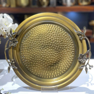 Atractiva Bandeja de Servir Ensaladas de Aluminio, Forma Redonda, Acabado Antiguo en Latón, Diseño Martillado a Mano para Servir Frutas - Product Image 1