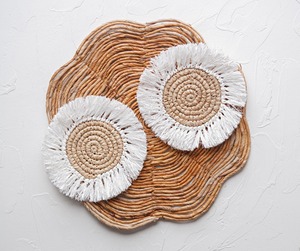 Los posavasos de macramé y ratán se pueden usar como centros de mesa para velas, flores o artículos decorativos en mesas de comedor o mesas de café. - Product Image 3