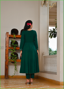 Conjunto de Kurta y Dupatta Mul Angrakha en Verde Botella - Product Image 5