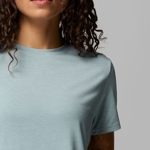 Chemise à manches courtes pour femme, élément essentiel élégant de la garde-robe, design chic pour l'été, col en V, matière confortable avec logo. - Product Image 4