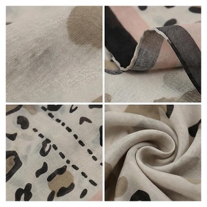 Pañuelo Cuadrado de Chifón para Mujer, Estampado de Leopardo, Elegante Accesorio de Moda Multifuncional para Todas las Temporadas - Product Image 4