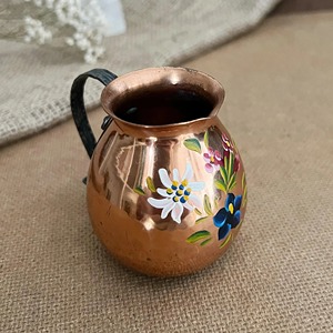 Pichet en cuivre artisanal avec motif floral, carafe vintage en métal pour boissons, objet décoratif, cadeau - Product Image 2