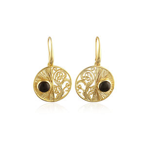 Pendientes Colgantes Minimalistas de Lujo con Cabujón de Ónix Negro de 5mm, Latón Chapado en Oro de 18K, Patrón Delicado de Filigrana, Atrevido y Versátil para Uso Diario - Product Image 1