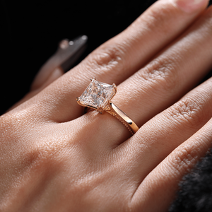 Anillo de Oro Real con Diamante de Laboratorio de 4 Quilates Personalizado, Anillo de Boda de Doble Garra Inspirado en la Naturaleza, Hecho a Mano - Product Image 1