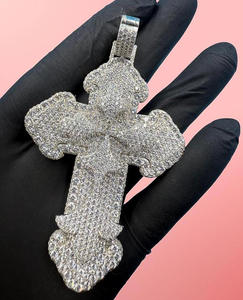 Colgante de cruz redondo con pavé de moissanita en plata de ley 925 chapada en rodio, estilo hip hop, para ocasiones especiales de hombre - Product Image 1