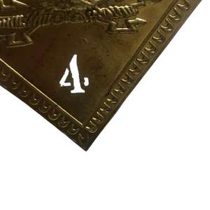 La plaque est en laiton et a la forme d'un diamant, avec un aigle tenant des éclairs, surmontée d'une couronne 4e. - Product Image 3