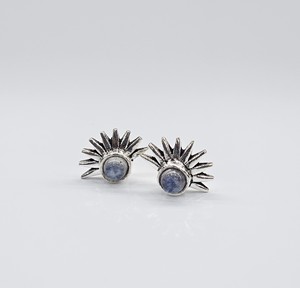 Boucles d'oreilles clous artisanales en pierre de lune bleue feu ronde, argent oxydé 925, design soleil éclatant, fabricant de bijoux - Product Image 4