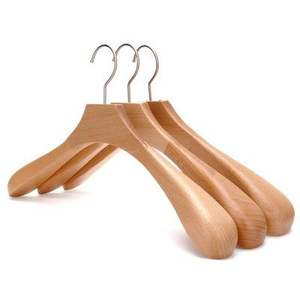 Percha de madera sencilla para uso en el hogar y en el armario del hotel, con diseño limpio y fácil manejo. - Product Image 2