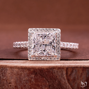 แหวนเพชรทรงเจ้าหญิง 2 กะรัต ประดับเพชรทรงสี่เหลี่ยมแบบ Halo ด้านกลาง วงแหวนแบบ Pave หรูหรา สำหรับงานหมั้นและงานแต่งงาน ทำจากทองคำขาว - Product Image 1