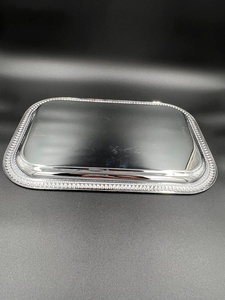 Bandeja de Almacenamiento Rectangular de Metal con Acabado Pulido, Diseño Clásico para Uso en Mesa - Product Image 3