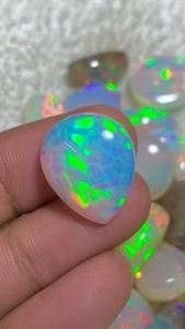 Opale naturelle éthiopienne Welo, base foncée en nid d'abeille, multicolore arc-en-ciel, cabochon ovale, certifiée par un tiers pour la fabrication de bijoux - Product Image 3