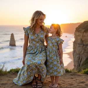 Robe verte au henné à manches flottantes pour filles avec décolleté en V, confectionnée par des artisans pour une tenue décontractée et un tissu en coton doux - Product Image 3