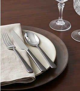 Ensemble de couverts minimalistes en métal avec finition miroir haute brillance, compatible lave-vaisselle, pour les repas de mariage. - Product Image 4