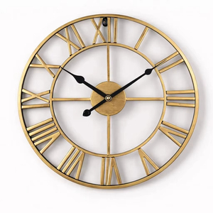 Horloge murale décorative à chiffres romains finis en or, idéale pour l'entrée et le couloir, crée un look intemporel et sophistiqué - Product Image 1