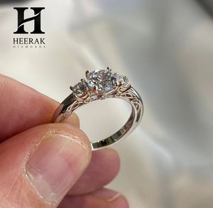 Anillo Trilogía de Dos Tonos con Diamantes Redondos Brillantes Cultivados en Laboratorio, Anillo de Compromiso de Tres Piedras para Mujer - Product Image 2