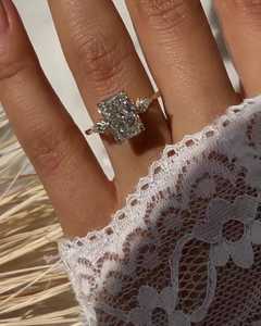 Anillo de compromiso de diamante cultivado en laboratorio con corte radiante de tres piedras, 2.50 quilates, engaste de púas laterales en forma de cometa, banda de boda nupcial moderna, oro de 14K y 18K - Product Image 4