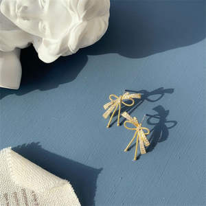 ต่างหูเงินแท้ 925 ประดับเพชรซิคอน ดีไซน์โบว์เก๋ไก๋ หรูหรา ทันสมัย เหมาะสำหรับผู้หญิง ใส่ไปงานปาร์ตี้ งานแต่งงาน งานหมั้น หรือเป็นของขวัญวันครบรอบ - Product Image 4