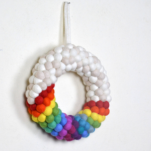 Corona de Fieltro de Lana de Lujo Sostenible – Decoración Artesanal con Pompones Arcoíris – Accesorio para el Hogar Ético de Primera Calidad - Product Image 3