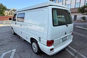 Camper Euro Van MV d'occasion, construit par Winnebago, avec toit relevable - Product Image 3