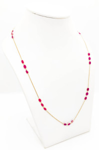 สร้อยคอทับทิมธรรมชาติแบบสามเม็ดในตัวเรือนทองคำแท้ 18K สีเหลือง – สร้อยทับทิมแบบหลายกลุ่มประดับขอบแบบ Bezel Set หรูหรา สำหรับคนเกิดเดือนกรกฎาคม - Product Image 3