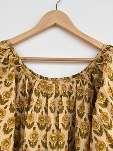 Robe courte en coton beige à imprimé floral pour femme, manches longues bouffantes, col froncé, coupe ample, style bohème, pour l'été, la plage ou les vacances - Product Image 2