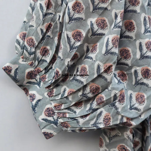 Belle robe en coton à motifs floraux, imprimée à la main, pour un usage décontracté. - Product Image 5
