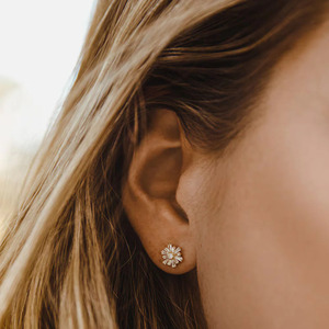 Boucles d'oreilles clous en or jaune avec diamants de laboratoire taille baguette et motif soleil - Product Image 6