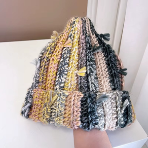 Gorro de punto de ganchillo hecho a mano, cálido, de invierno, estilo urbano, con diseño de arcoíris, desgastado, holgado, con borlas y rayas. - Product Image 6