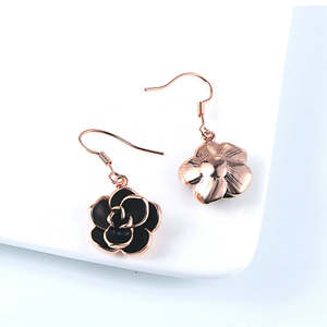 Pendientes Colgantes de Oro Rosa para Mujer, Diseño Floral, Hechos a Mano con Acero Inoxidable Resistente - Product Image 3