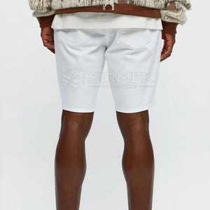 Shorts en jean légers pour hommes, conçus pour un confort quotidien, en tissu respirant et lisse, avec un look moderne et épuré. - Product Image 2