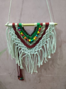 Tapiz de macramé bohemio con diseño de triángulos con cuentas para decoración del hogar - Product Image 3