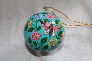 Boule de Noël en verre peinte à la main avec scène de maison et drapeau américain, taille moyenne, style traditionnel, décoration suspendue - Product Image 5