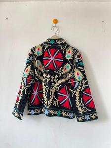 Chaqueta Bordada Floral Suzani de Algodón Negro Hecha a Mano, Corte Relajado, Frente Abierto, Manga Larga, Estilo Boho, Ropa Exterior de Moda para Mujer - Product Image 2