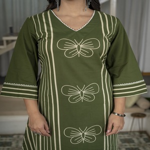 Conjunto de Kurta de Algodón Verde para Mujer con Estampado de Mariposas Blancas, Cuello en V, Manga 3/4, Corte Holgado, Largo hasta el Tobillo, Ropa Étnica Informal - Product Image 3