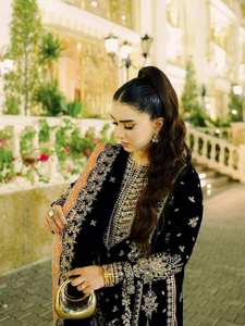 Sublimez la beauté de votre garde-robe avec ce nouveau costume palazzo avec dupatta, ensemble Kurti et palazzo en soie Gmy, disponible en gros. - Product Image 5