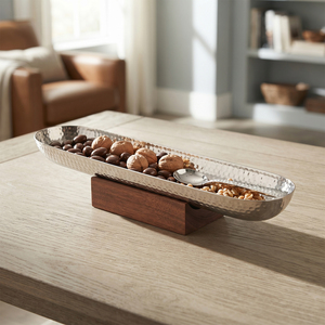 Elegante tazón plateado con diseño de martillado metálico sobre una base de madera elegante, perfecto para decoración de mesa moderna y para servir alimentos. - Product Image 5