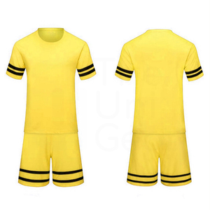 Conjunto de camiseta y pantalones cortos de fútbol amarillos para hombre, cuello redondo, manga corta, uniforme con rayas negras - Product Image 6