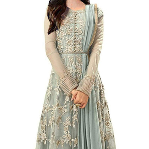 Robe de soirée brodée de fleurs vert sauge, manches longues, col carré, longueur au sol - Product Image 3