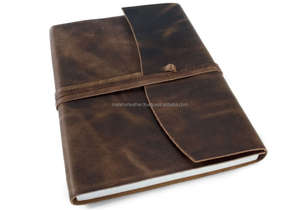 Housse de carnet multifonctionnelle A5 en cuir marron classique, résistante aux odeurs, robuste et confortable, avec pochette pour journal - Product Image 3