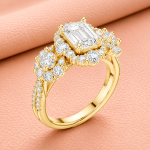 Bague de fiançailles en or jaune avec diamant taille émeraude et halo de pierres, avec pierres latérales en grappe pour femme - Product Image 3
