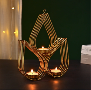 Candélabre de table vintage orné, plaqué argent, à 5 bras, avec des coupelles à bougies à motifs floraux détaillés et une colonne décorative à volutes. - Product Image 3