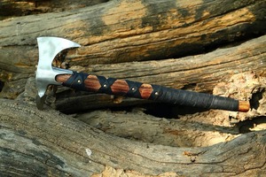 Hacha Tomahawk Premium Hecha a Mano para Acampar, con Mango Envuelto en Cuero y Madera, y Cabeza de Acero, para Uso en Campamentos - Product Image 6