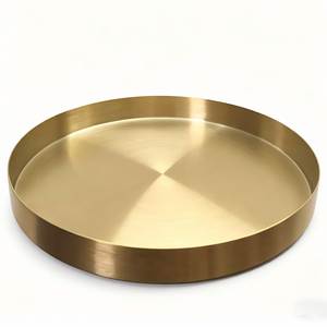 Plateau de service en laiton design pour la maison, la cuisine et la salle à manger, avec surface dorée brillante et structure robuste. - Product Image 2